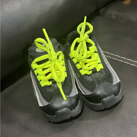 Nike - Picture 2 of 5